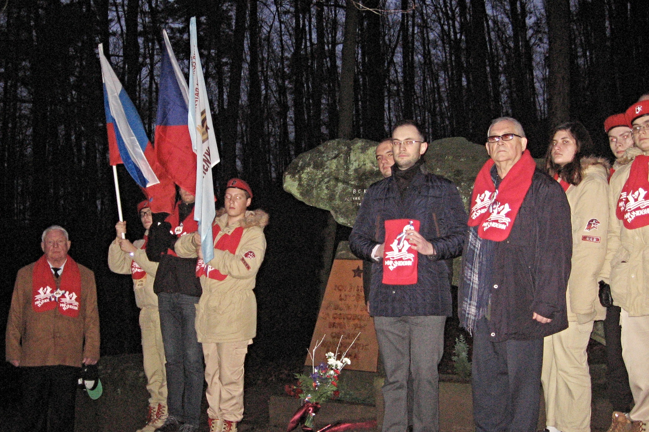 Návštěva mladých členů vlasteneckých organizací z Ruska u pomníku Viktora Kašutina